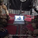 Terroristas de Daesh escuchan el vídeo de su “califa” Baghdadi