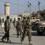 Soldados afganos, a las puertas de la base de Bagram, al norte de Kabul.