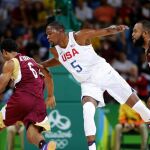 El jugador estadounidense Kevin Durant (c) en acción ante John Cox (i) durante el partido
