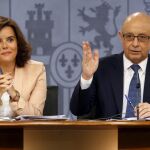 La vicepresidenta del Gobierno en funciones, Soraya Sáenz de Santamaría, y el ministro de Hacienda en funciones, Cristóbal Montoro, durante la rueda de prensa tras la reunión del Consejo de Ministros