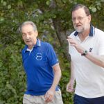 El presidente del Gobierno en funciones (junto a José Benito Marín, marido de Ana Pastor) corrió ayer por los alrededores de Ribadumia, Pontevedra.
