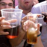 Jóvenes en un botellón