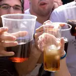 Jóvenes en un botellón