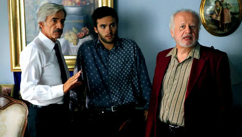 Imanol Arias, Ricardo Gómez y Juan Echanove en un momento de Cuéntame