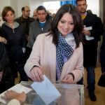 La esposa de Carles Puigdemont, Marcela Topor, vota esta mañana el colegio de Sant Julià de Ramis, Girona.