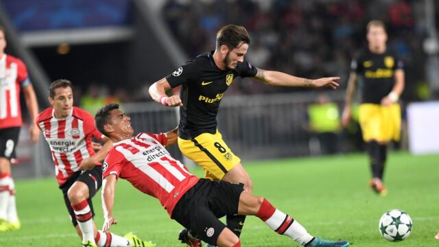 Saúl fue el autor del gol rojiblanco en Eindhoven. En la imagen, el canterano trata de marcharse de un defensor del PSV