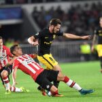 Saúl fue el autor del gol rojiblanco en Eindhoven. En la imagen, el canterano trata de marcharse de un defensor del PSV