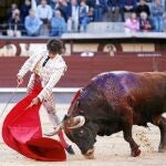 El mexicano Joselito Adame remata por bajo durante su faena al quinto de la tarde