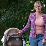 Charlie Theron interpreta en su última película a una madre de tres hijos absolutamente agotada