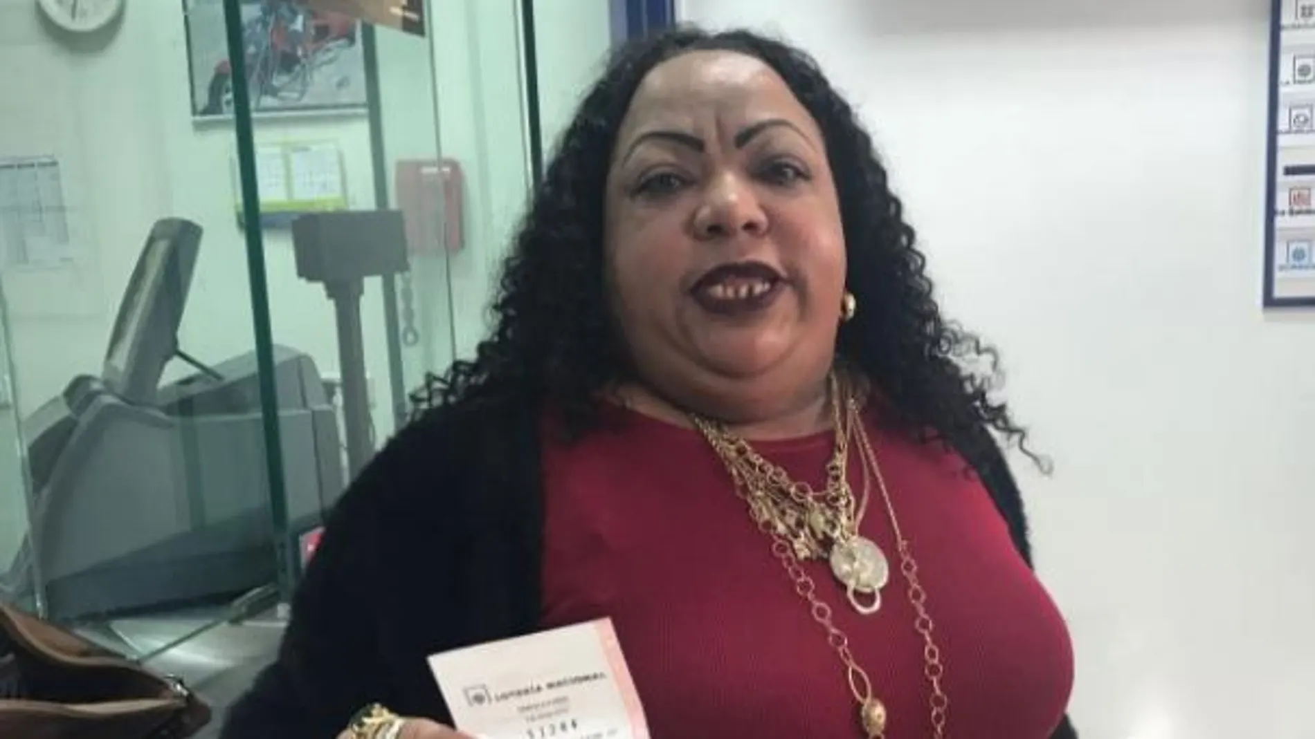 La agraciada posa con el número