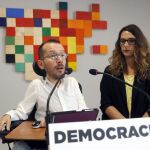 El secretario de Organización de Podemos, Pablo Echenique, y la portavoz adjunta Noelia Vera