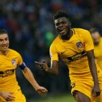 El centrocampista ghanés del Atleti Thomas Partey celebra su gol marcado ante el Deportivo
