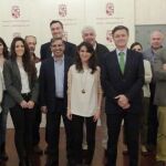 Foto de familia del presidente de la Diputación de Segovia, Francisco Vázquez, con jóvenes titulados que están realizando prácticas