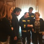 Mari Ángeles, vecina de Alcorcón, con los bomberos que le han instalado un detector de humo en su casa. En la imagen aparece también acompañada por el alcalde de Alcorcón, David Pérez y la concejala de Seguridad Ana Gomez