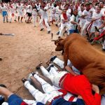 Dos corredores fueron trasladados al hospital, después de un encierro que se ha saldado sin heridos por asta de toro. Los toros de Fuente Ymbro protagonizaron el encierro más rápido de estos Sanfermines, que duró tan sólo 2.17 minutos.