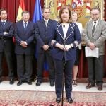 La ministra, Fátima Báñez, acompañada del grupo de expertos que han elaborado el informe