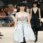 París se viste de Chanel bajo la «Torre Eiffel»