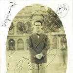 Federico García Lorca envió esta imagen a Salvador Dalí cuando llegó en 1927 para estrenar «Mariana Pineda». En un extremo de la fotografía de un artista callejero escribió «Urquinaona!»
