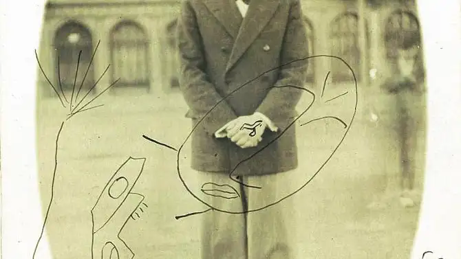 Federico García Lorca envió esta imagen a Salvador Dalí cuando llegó en 1927 para estrenar «Mariana Pineda». En un extremo de la fotografía de un artista callejero escribió «Urquinaona!»
