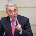 El expresidente y senador colombiano Álvaro Uribe, líder del Centro Democrático, habla durante la plenaria del Senado.