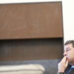 El presidente de Castilla-La Manch durante un momento de la entrevista en su despacho del Palacio de Fuensalida, sede del Gobierno regional, en Toledo