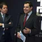 El presidente del PP-A, Juanma Moreno, junto al presidente de la CGE, Gerardo Cuerva (i) durante la reunión con la junta directiva de la Confederación Granadina de Empresarios