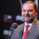 El secretario de organización del Partido Socialista, José Luis Ábalos, atiende a los medios de comunicación a la finalización del debate en RTVE / Efe