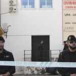 Efectivos policiales ante la fachada de la sede de la organización agraria UPA-UCE en Mérida