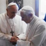 Georg Gänswein, secretario personal de Benedicto XVI (al fondo), ejerce de Prefecto de la Casa Pontificia de Francisco