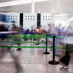 El Prat está alerta de paros y huelgas aplazadas o desconvocadas por Eulen, los vigilantes de las maletas que se facturan y AENA