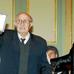Bernabé Martí, marido de Caballé, y Montserrat Martí, su hija, al recibir la Medalla de Oro póstuma de Barcelona, que entregó la alcaldesa Colau antes del homenaje que le tributó el Liceo. Foto: Efe