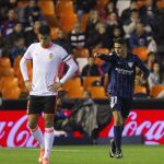 El centrocampista del Málaga Pablo Fornals (d) celebra tras marcar ante el Valencia, durante el partido