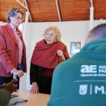 Carmena y la responsable de Equidad, Derechos Sociales, Marta Higueras, durante una visita a los jardineros municipales