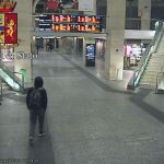 Captura de video facilitada por la policía italiana que muestra a Anis Amri, el tunecino sospechoso de cometer el atentado de Berlín, en la estación central de tren de Turín (Italia) el pasado 23 de diciembre de 2016