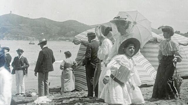 Imagen de la playa de La Concha a principios del siglo XX/ Fototeca Patrimonio Histórico