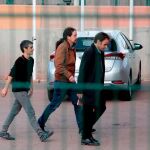Pablo Iglesias (c), acompañado por la diputada de En Comú Podem en el Congreso, Lucía Martín (i), y el teniente de alcalde en el Ayuntamiento de Barcelona, Jaume Asens (d), a su llegada a la prisión de Lledoners/Foto: Efe