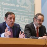 El consejero de Sanidad, Antonio María Sáez, valora los datos del Barómetro Sanitario 2017, junto al director general de Innovación y Resultados en Salud, Rafael Sánchez Herrero / Dos Santos