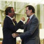 Mariano Rajoy junto al candidato del PP a lehendakari, Alfonso Alonso, al inicio del mitin electoral que este partido ha celebrado hoy en Vitoria