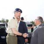 El Rey saluda al ministro del Interior, Juan Ignacio Zoido, durante su visita al Colegio de Guardias Jóvenes «Duque de Ahumada» / Jesús G. feria