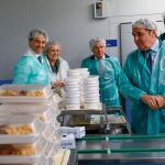 El consejero de Sanidad, Antonio María Sáez Aguado, visita la cocina de línea fría del Complejo Asistencial de Zamora, en su décimo aniversario