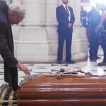 Kiko Argüello, inciador del Camino Neocatecumenal, ante el féretro de Carmen Hernández en La Almudena