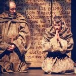 GUILLERMO DE BASKERVILLE. Karra Elejalde, como el detectivesco protagonista de la obra, junto a Juanjo Ballesta, que encarna a Adso de Melk