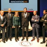 El alcalde de Valladolid, Óscar Puente, y Eduardo Álvarez junto a los profesionales asistentes a la jornada organizada por RTVCyL y Bankínter