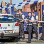 Varios policías en la puerta de la comisaria