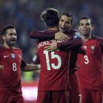 Cristiano Ronaldo celebra con Andre Gomes tras marcar un gol a la selección de Andorra