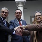 José Manuel Lara, presidente de la Fundación Lara, y Juan Espadas, alcalde hispalense, prestan atención a las palabras del coleccionista Mariano Bellver