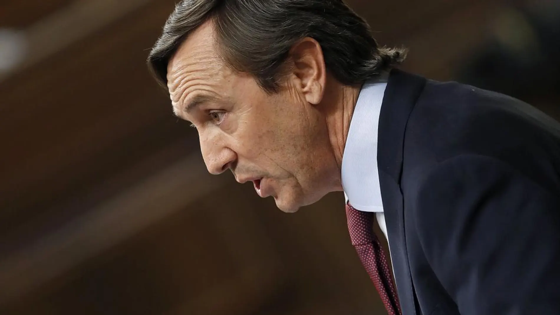 El portavoz del Grupo Popular Rafael Hernando, durante su intervención en el pleno del Congreso en el que el presidente del Gobierno, Mariano Rajoy, comparece para dar cuenta de la situación en Cataluña. EFE/Javier Lizón