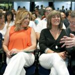 La alcaldesa de Santa Coloma de Gramenet (Barcelona), Núria Parlon; la presidenta andaluza, Susana Díaz; y la alcaldesa de Hospitalet de Llobregat (Barcelona), Núria Marín, conversan con el presidente de la Generalitat de Valencia, Ximo Puig.