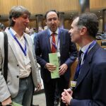 Carlos Martínez conversa con el secretario general de la Consejería de la Presidencia, José Manuel Herrero, en presencia del presidente de la FRMP, Alfonso Polanco, antes de un Consejo de Cooperación al Desarrollo