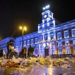 Operarios de limpieza del Ayuntamiento de Madrid recogen la basura acumulada tras al celebración de las campanadas de Año Nuevo que concentró a miles de personas en la popular plaza madrileña de la Puerta del Sol
